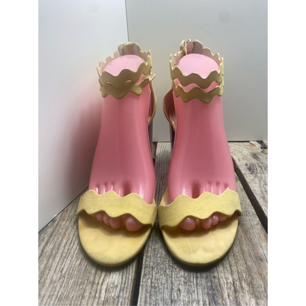 White House Black Market WHBM Yellow Scallop Leather Block Heel Sandals Size 8M